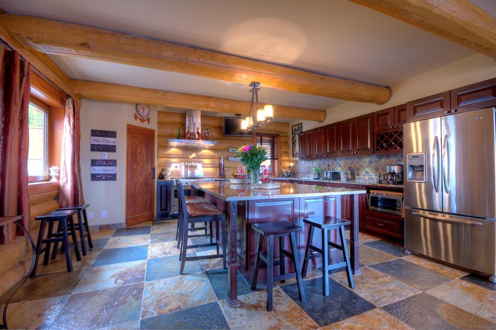 קלונה A Okanagan Lakeview Inn מראה חיצוני תמונה