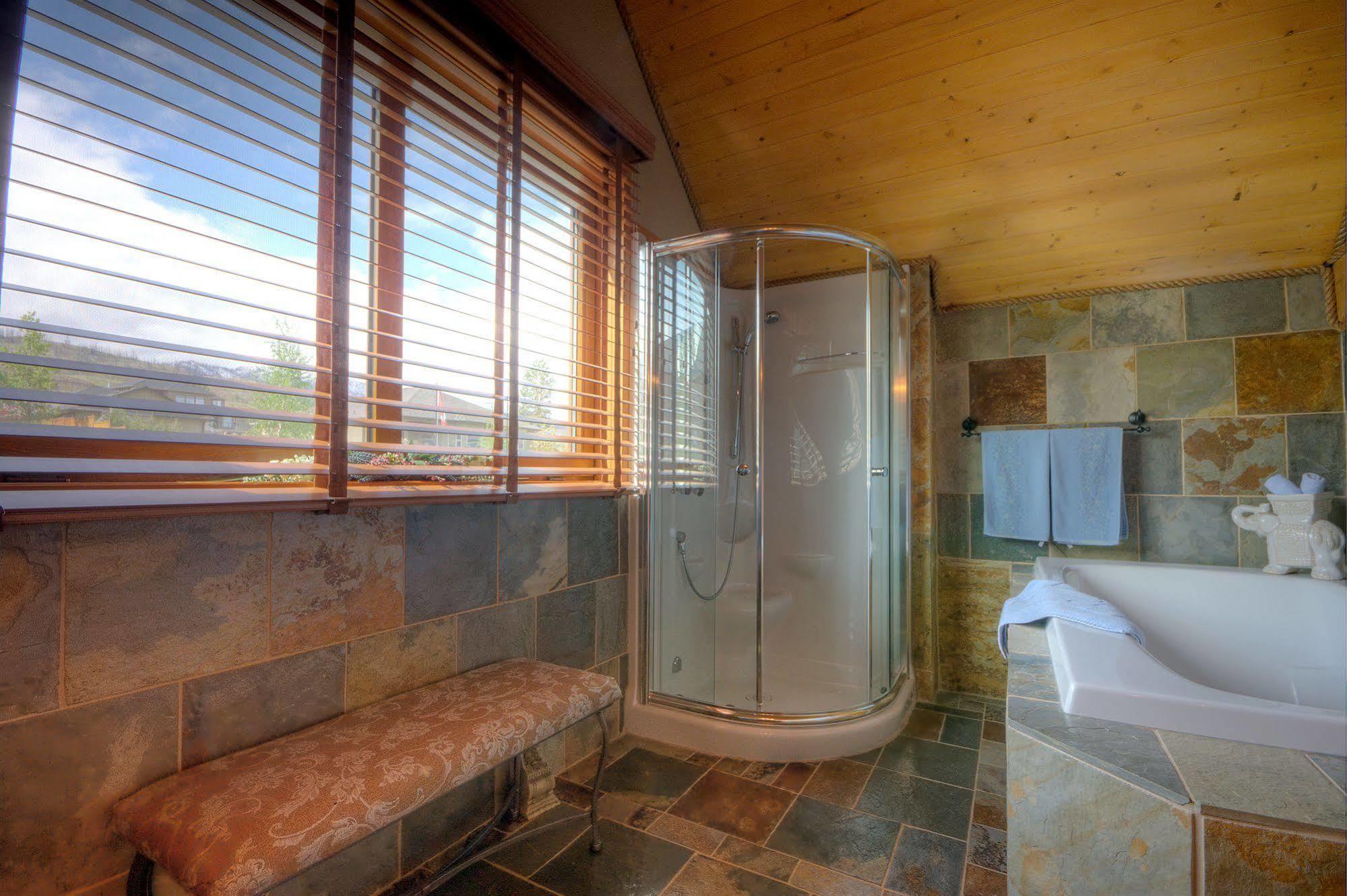 קלונה A Okanagan Lakeview Inn מראה חיצוני תמונה