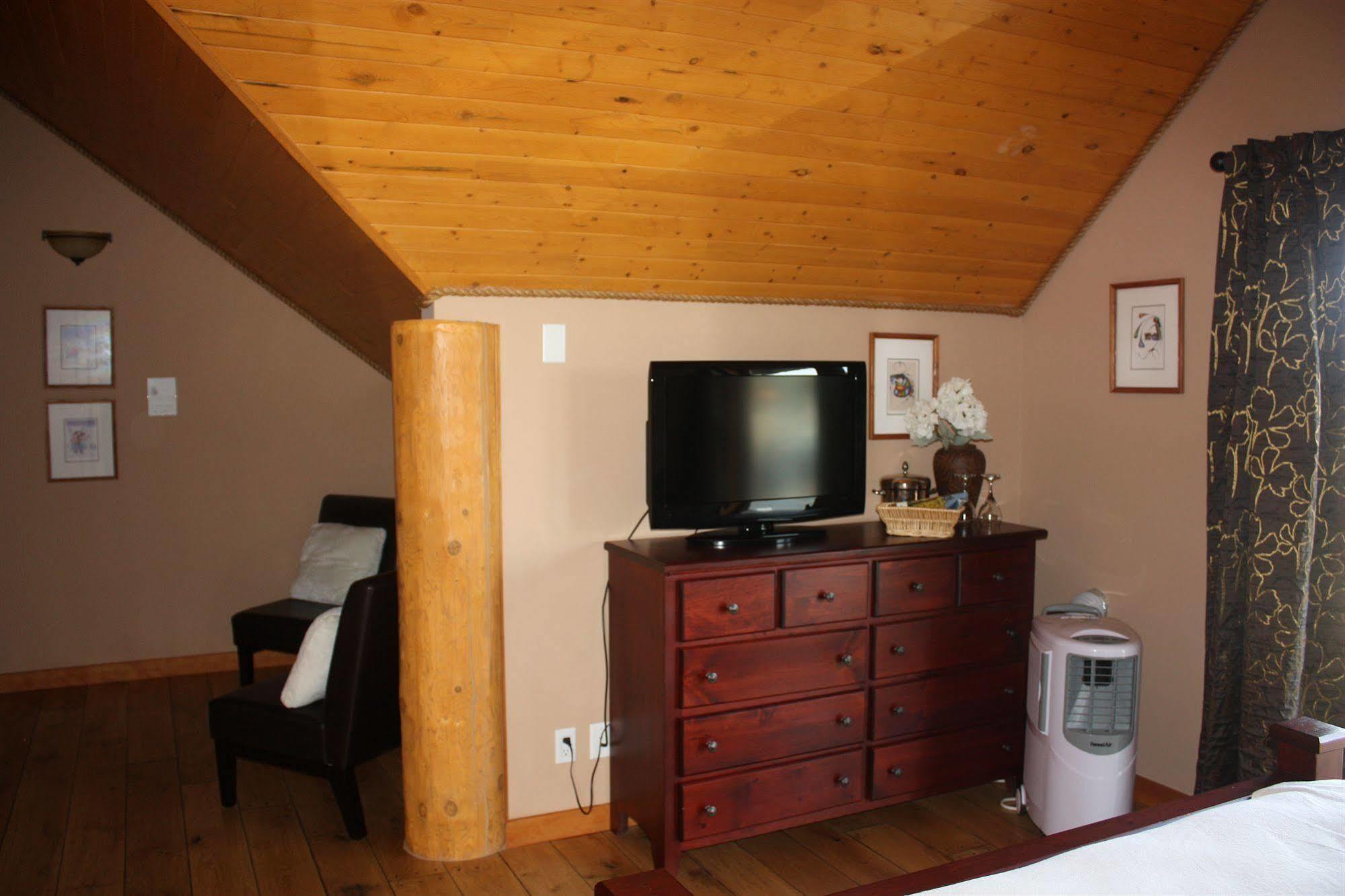 קלונה A Okanagan Lakeview Inn מראה חיצוני תמונה